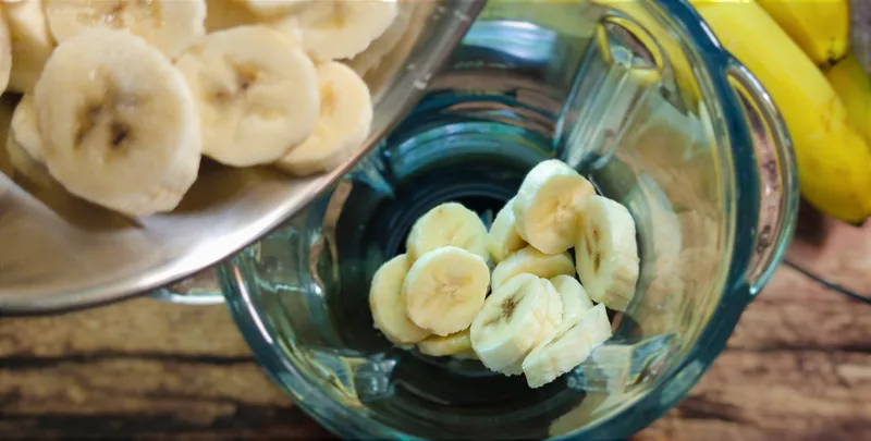 Bársonyos banán smoothie vaníliával és mézzel – 2. lépés