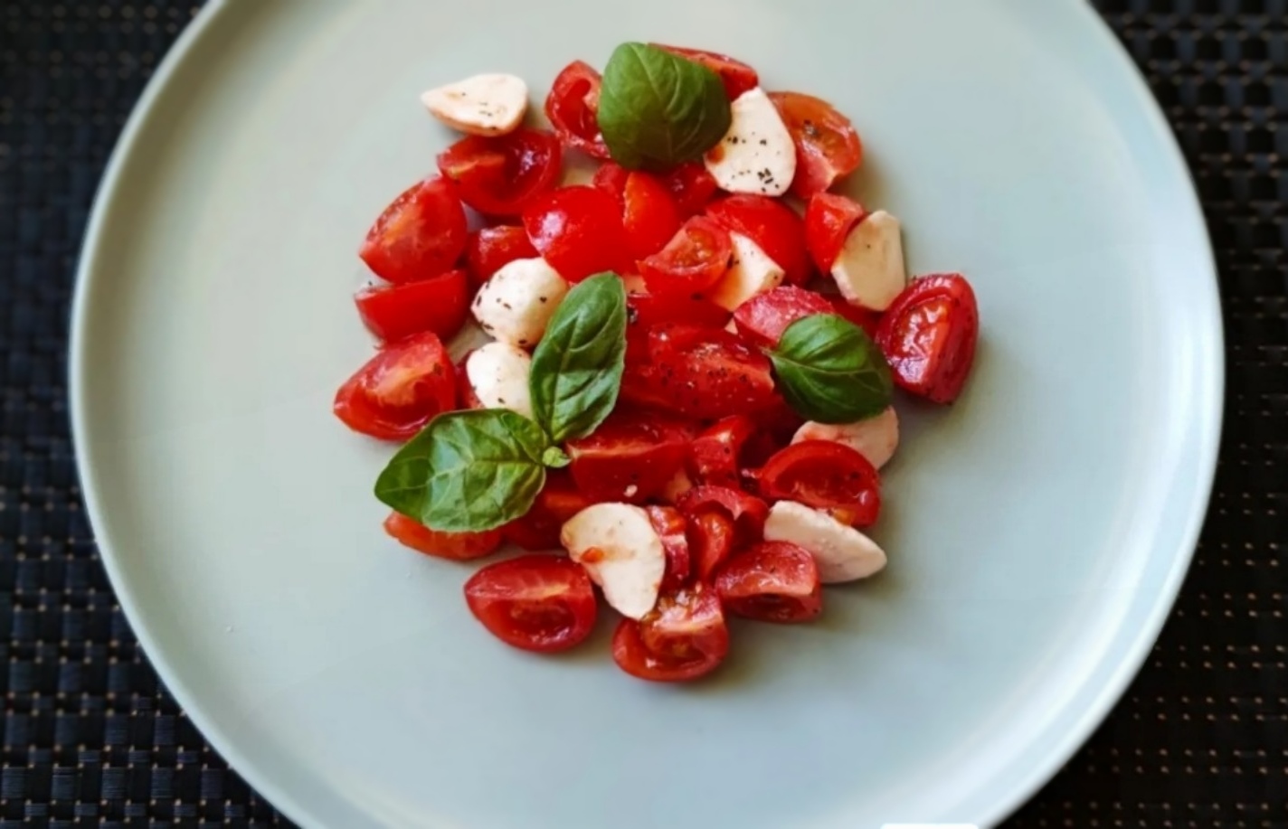 Koktél paradicsom - mozzarella saláta 🍅🥗 recept fotó