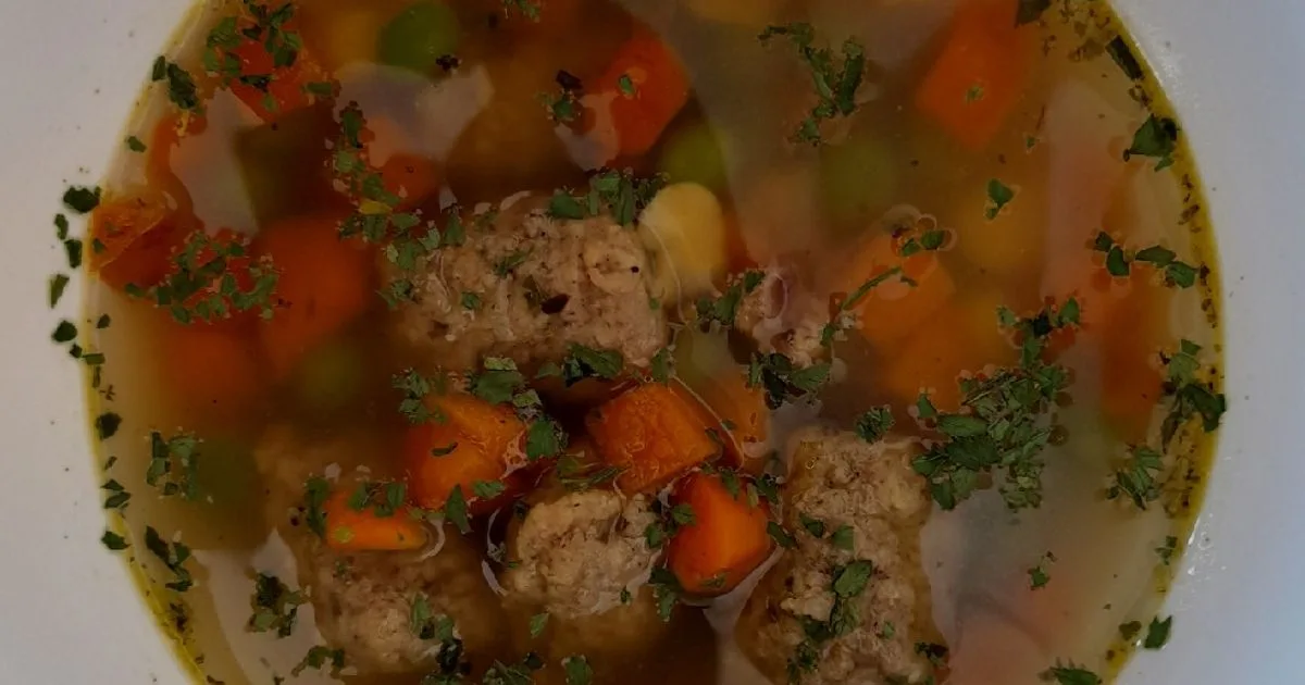 Lestyános tavaszi zöldségleves csipetkével, húsgombóc betéttel recept fotó