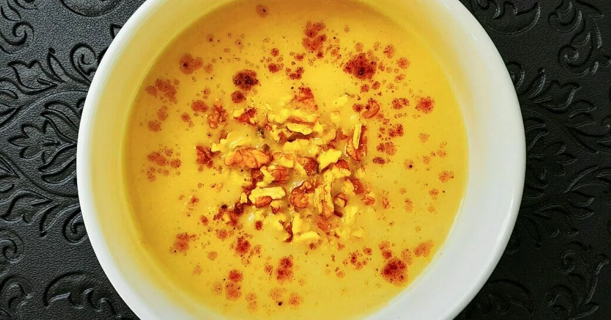 Fehércsokis körtekrémleves pirított dió morzsával recept fotó