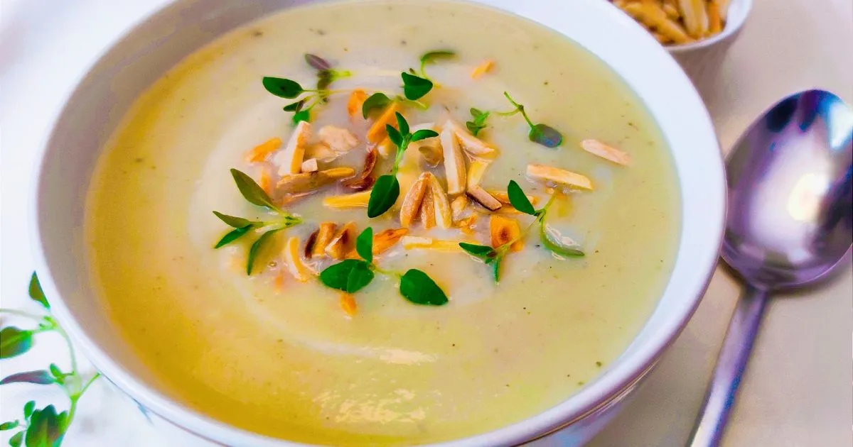 Gyors, selymes kakukkfűves karfiol krémleves pirított mandulával 🥣🌿 recept fotó
