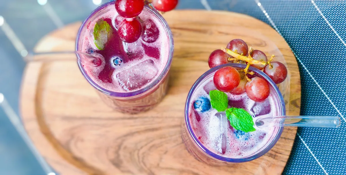 Áfonya–fekete szőlő–alma frissítő koktél recept fotó