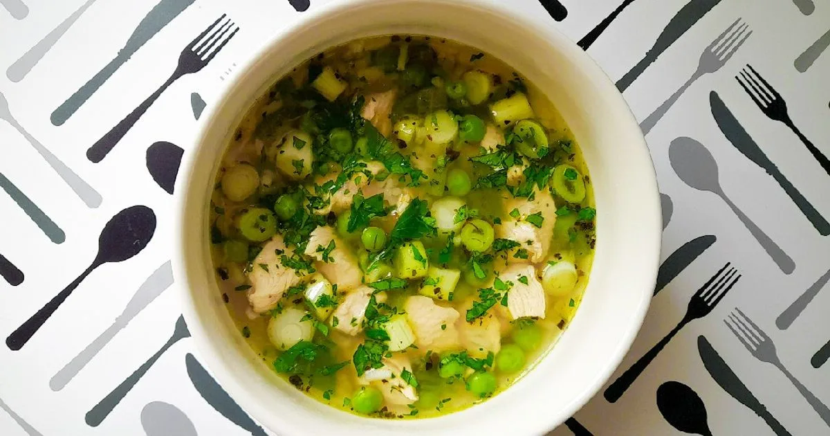 Pikáns rizses csirkeleves chilivel és zöldcitrommal 👌 recept fotó