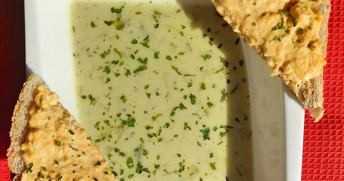 Kakukkfüves 5 hagymás sajtleves, körözöttes pirítóssal recept fotó