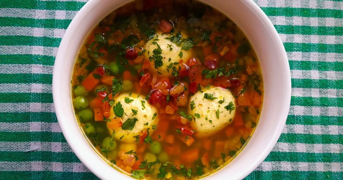Baconos zöldborsóleves majoránnás túrógombóccal 👌 recept fotó