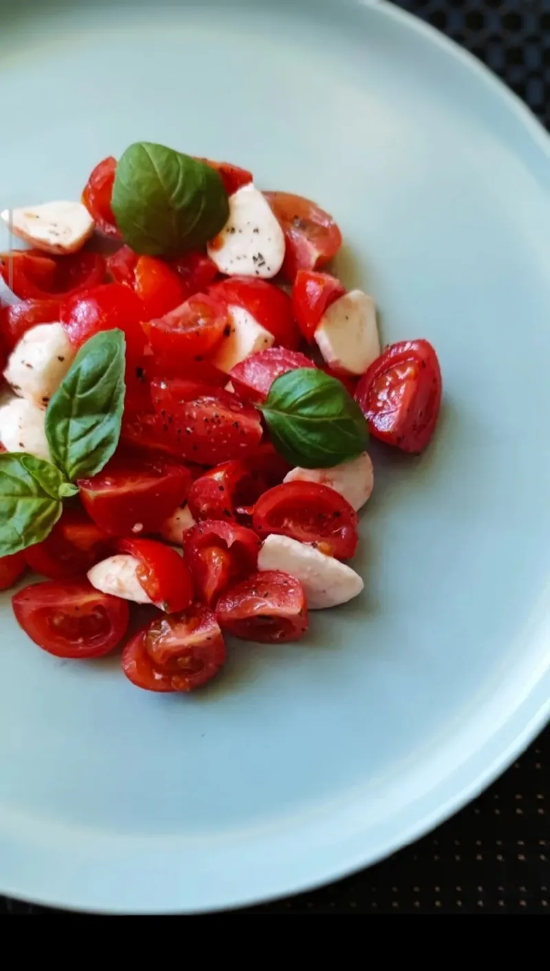 Koktél paradicsom - mozzarella saláta 🍅🥗 – 2. lépés