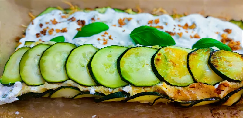 Krémes - fokhagymás cukkinitekercs ropogós hagymával ( Keto - barát vacsora) – 4. lépés