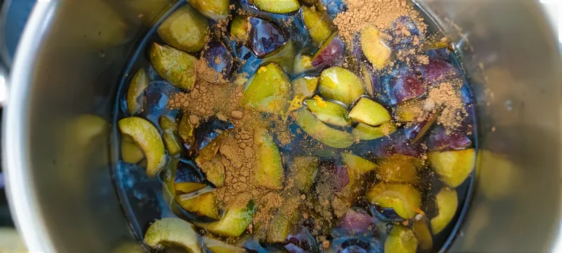 Mézes–vaníliás szilvakrémleves pirított dióval – Mónika módra – 2. lépés