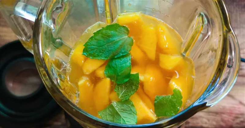 Őszibarack–méz–lime bourbon koktél Mónika módra – 2. lépés