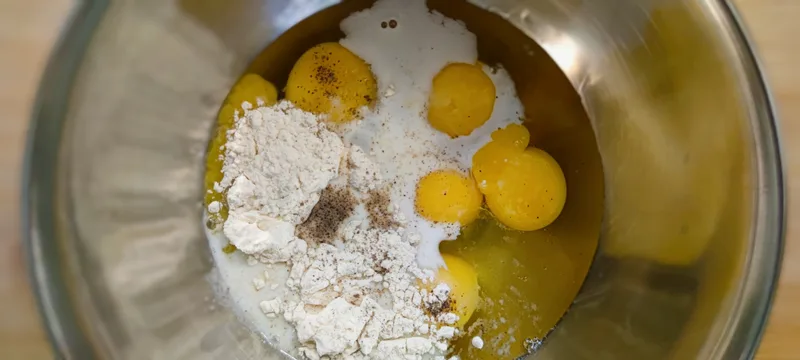 Pikáns, sajtos-sonkás omletttekercs zöldfűszeres krémsajttal – 1. lépés