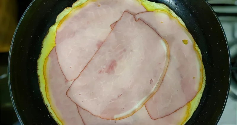 Pikáns, sajtos-sonkás omletttekercs zöldfűszeres krémsajttal – 3. lépés