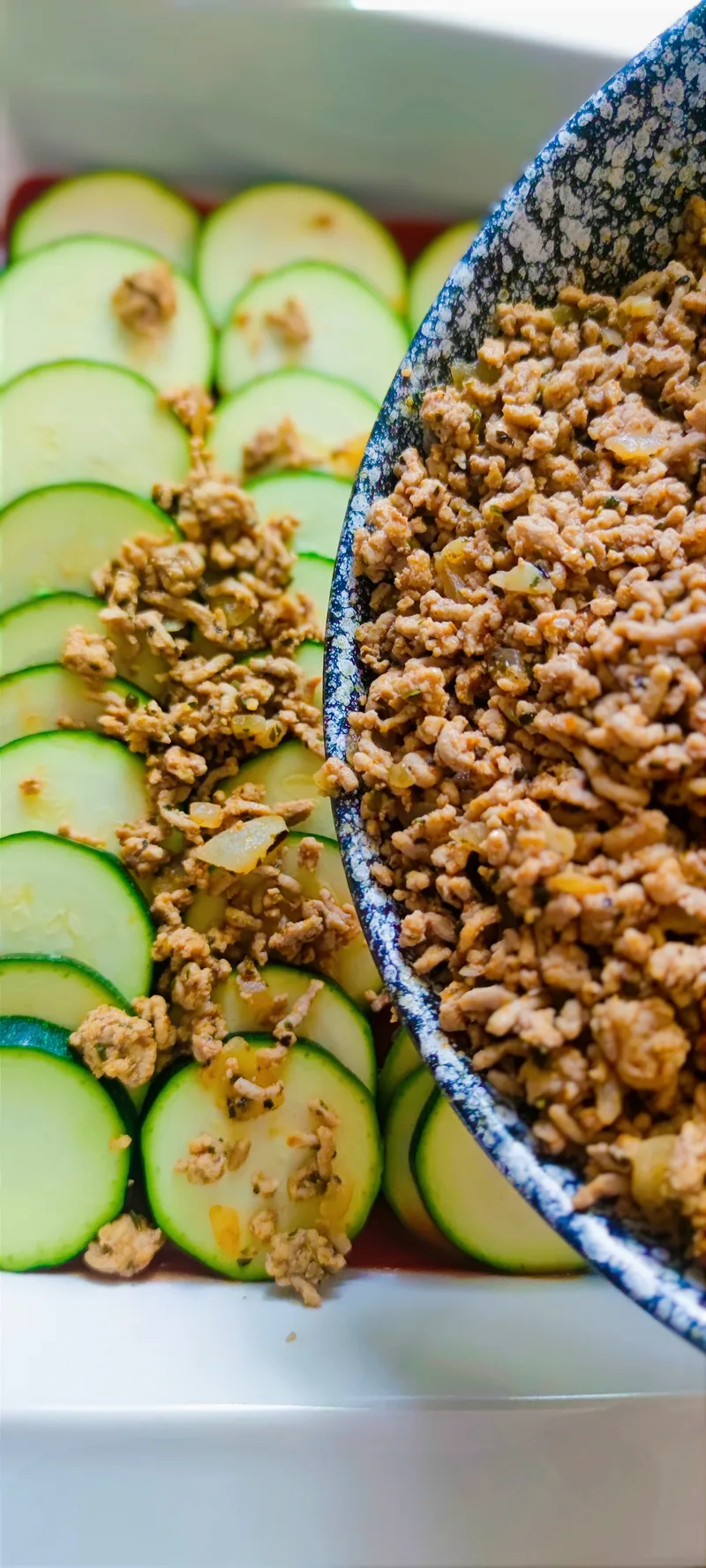 Szaftos, sajtos-húsos rakott cukkini karikák – 3. lépés